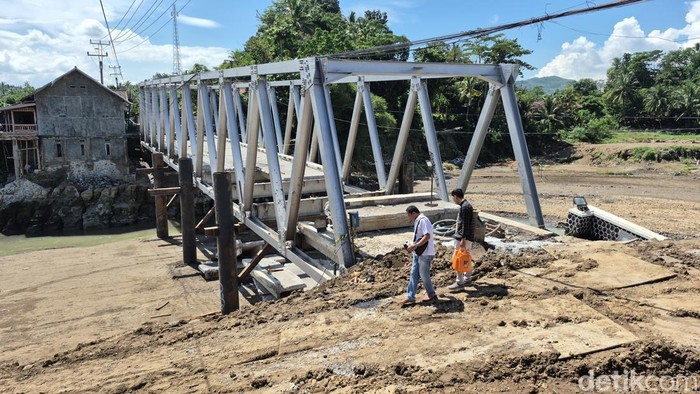 Momen Truk Mixer Oleng Usai Pecah Ban Lalu Senggol Pekerja Proyek Jembatan