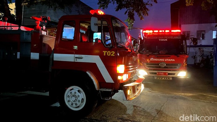 Perih di Pabrik Es Bandung