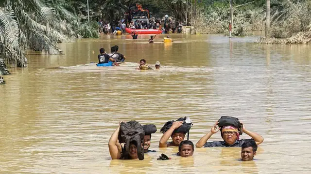 2. “Protokol Evakuasi Gedung di Musim Hujan dan Banjir: Panduan K3 Desember 2025” Bahas SOP ketika terjadi hujan ekstrem, banjir, kabel basah, risiko korsleting, dan keselamatan jalur evakuasi.