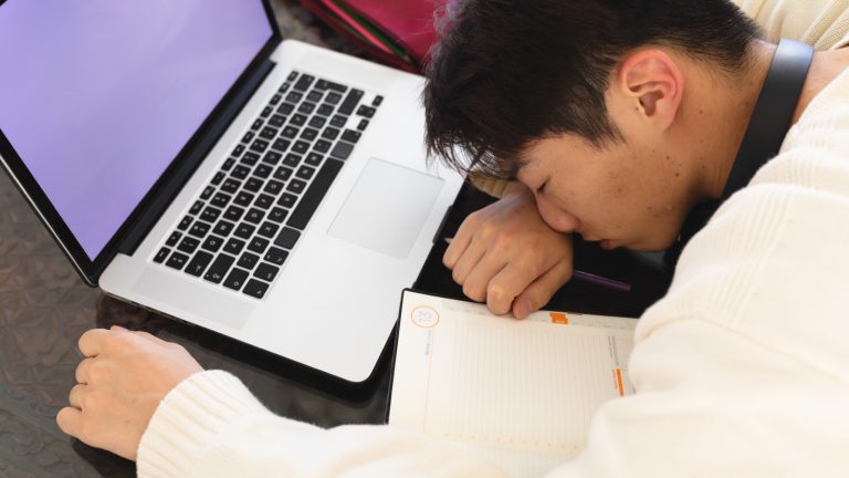 Kelelahan Digital (Digital Fatigue) sebagai Risiko Baru dalam K3